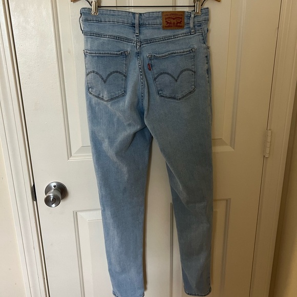 Levi’s 721 High Rise Skinny. Size 28. Light Wash. - Picture 5 of 8